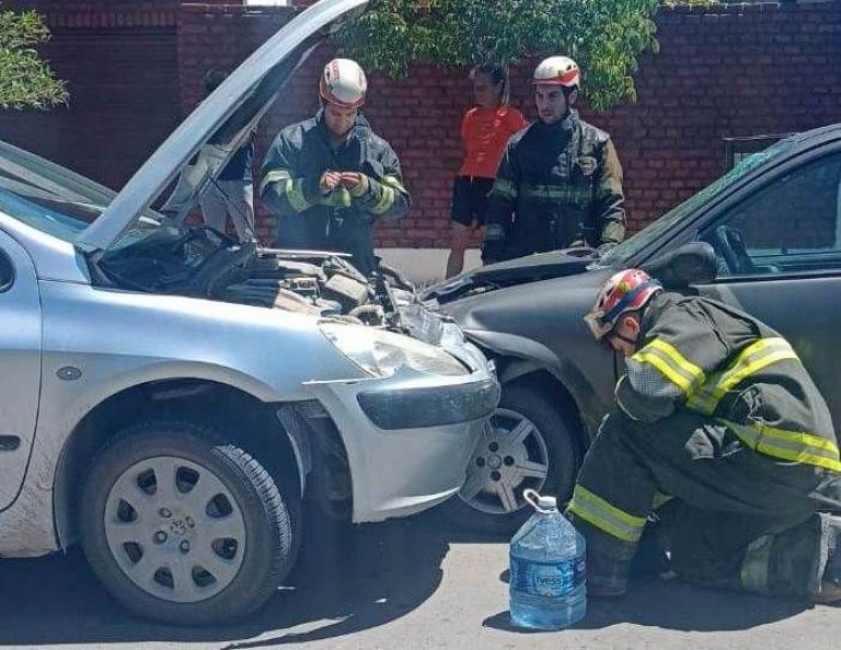 Imprudencia O Desconocimiento Al Volante Chocaron En Una Calle De Una