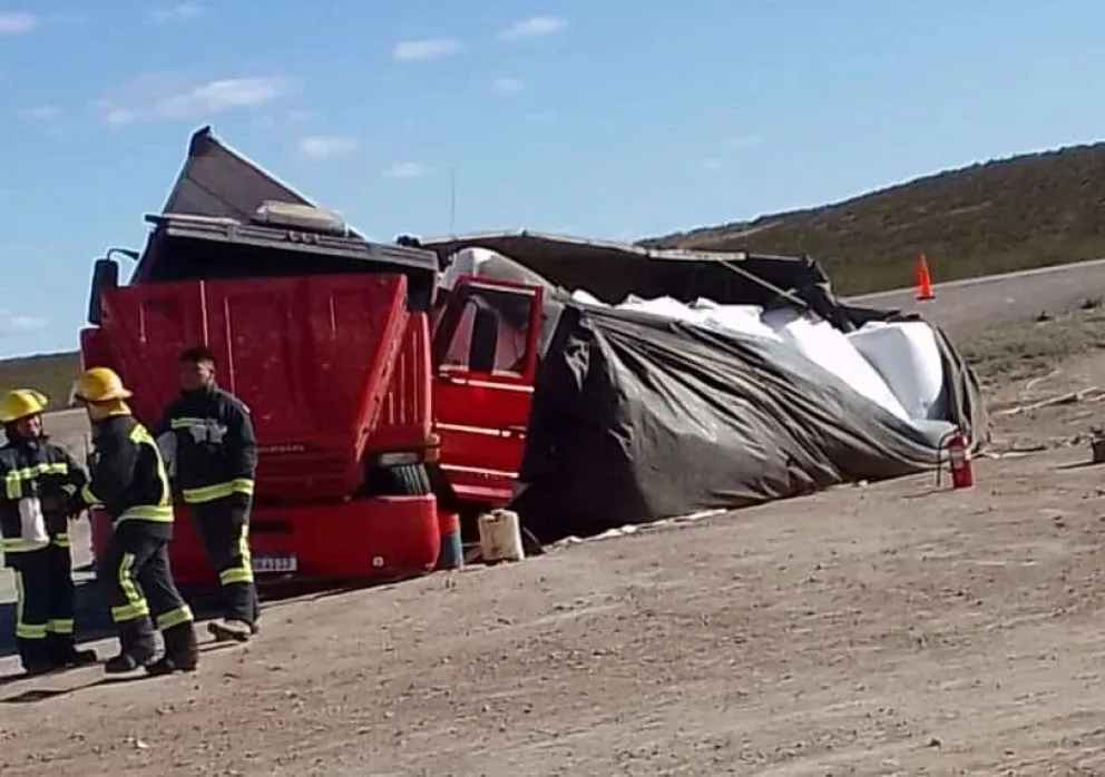 Espectacular vuelco de un camión en la ruta N° 23: denuncian que fue por exceso de carga 
