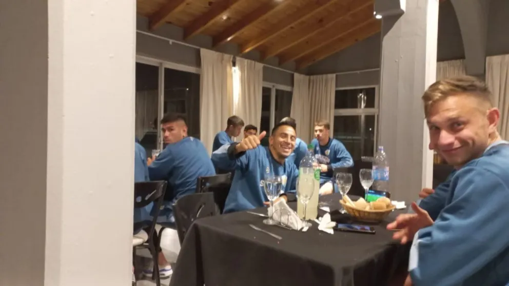 A lo Riquelme, el plantel de Sol de Mayo disfrutó de un asado previo a su partido