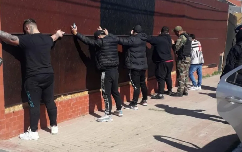 Cinco barras de Cipolletti fueron requisados hasta los dientes en Viedma