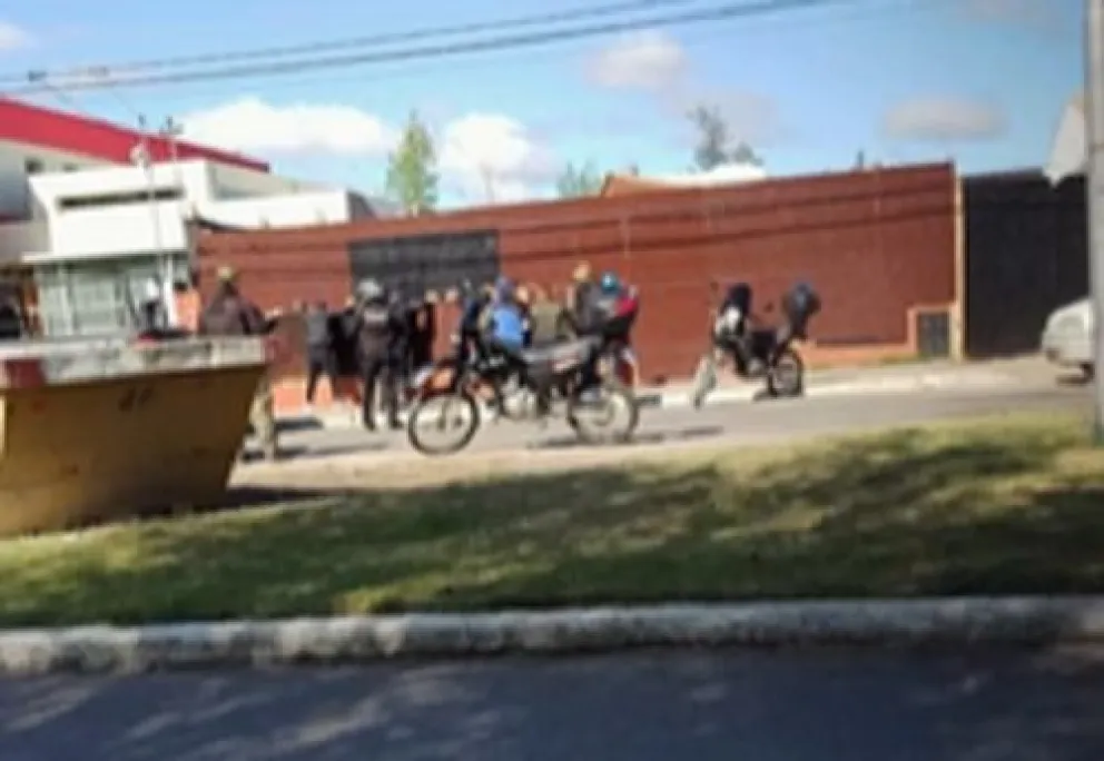 La policía demoró a un grupo de personas que llegaron a Viedma para visitar a un preso: tienen antecedentes