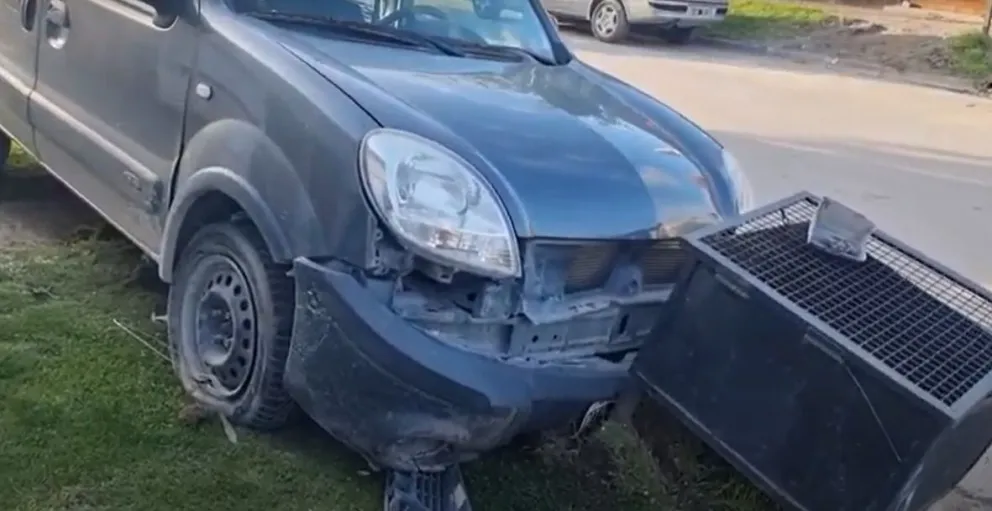 Un joven se desvaneció, chocó dos autos y unos jardineros se salvaron de milagro