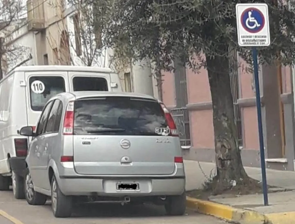 Estacionó el auto en un lugar destinado para personas con discapacidad y se enojó cuando le dijeron que actuaba mal
