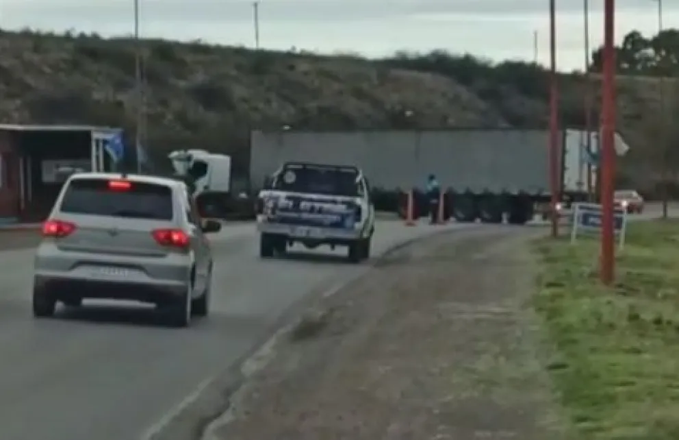 Un camión se pasó de largo y generó un caos a metros del puente ferrocarretero 