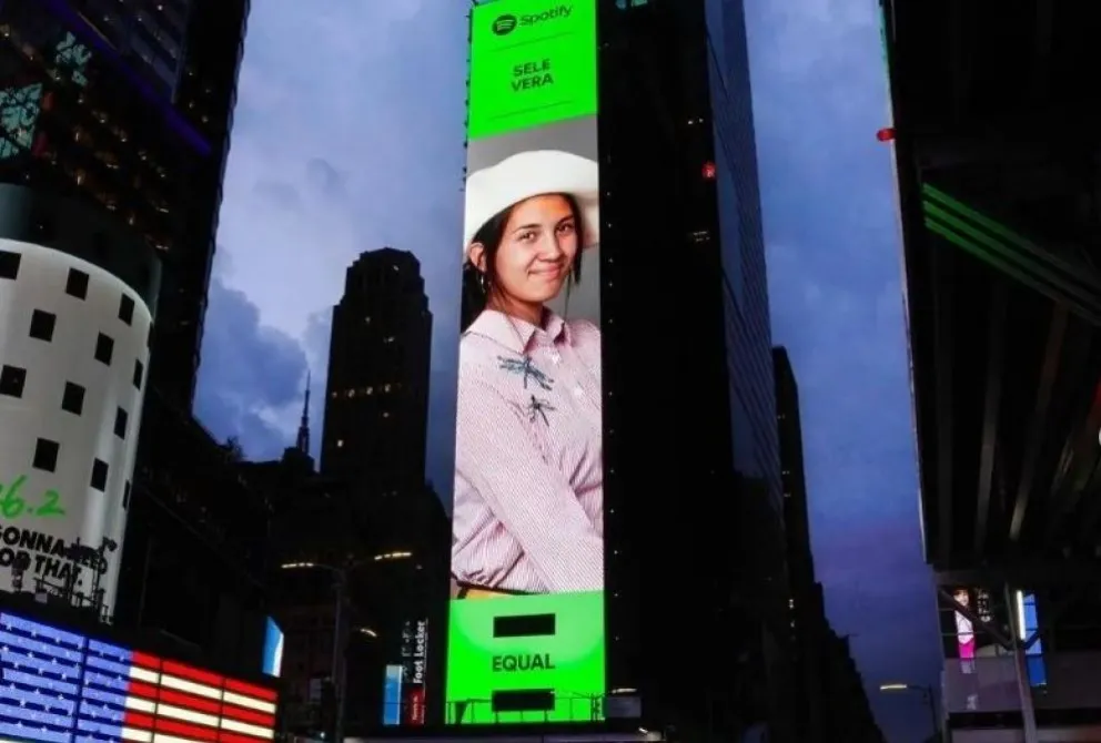Una artista de Río Negro llegó al Time Square en el centro de Nueva York