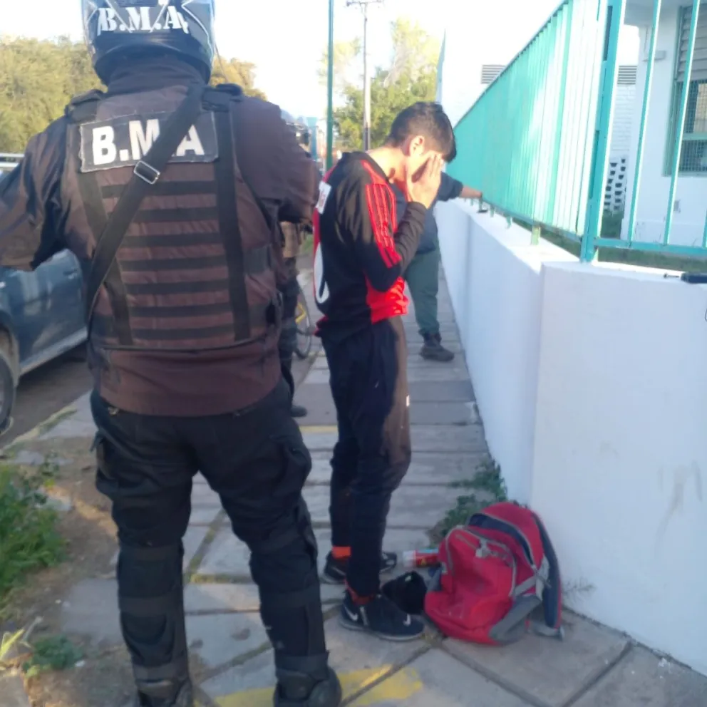 Un delincuente se puso la 10 que usó Maradona en Newells y salió a robar