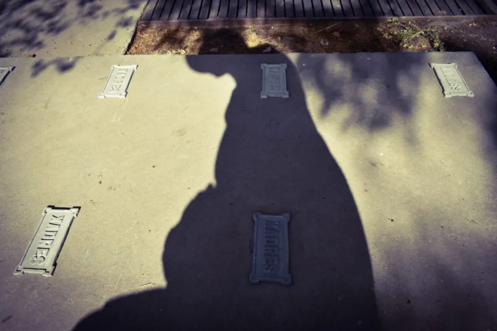 Se realizó un nuevo No Monumento en Viedma, que pone en debate los paternajes y maternajes