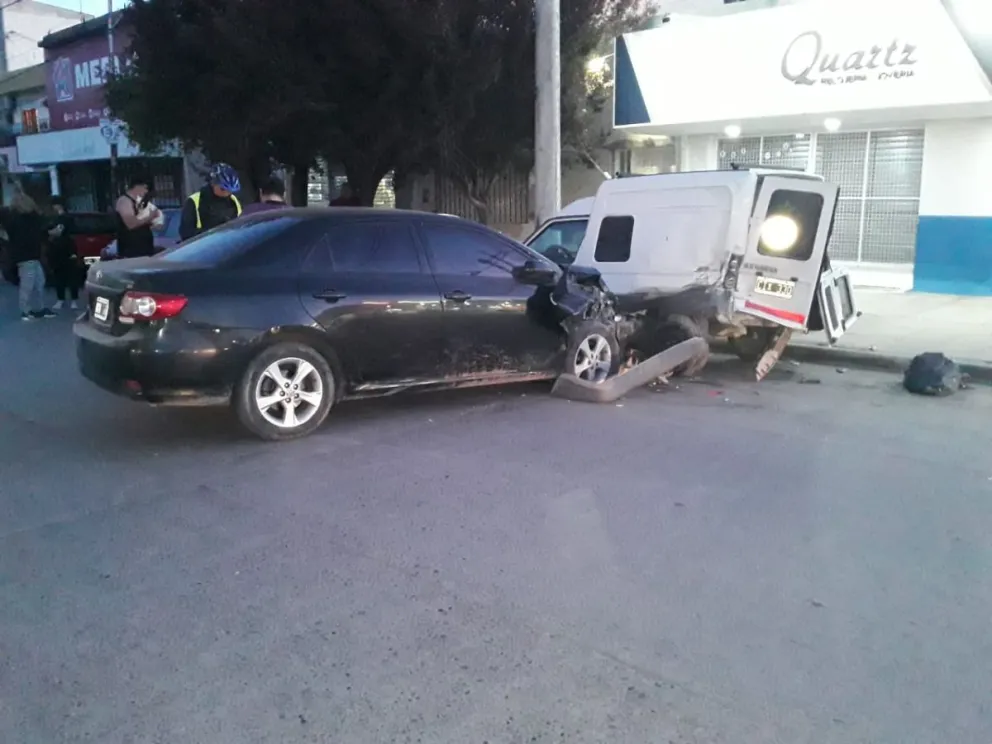 Fuerte colisión en pleno centro de la ciudad