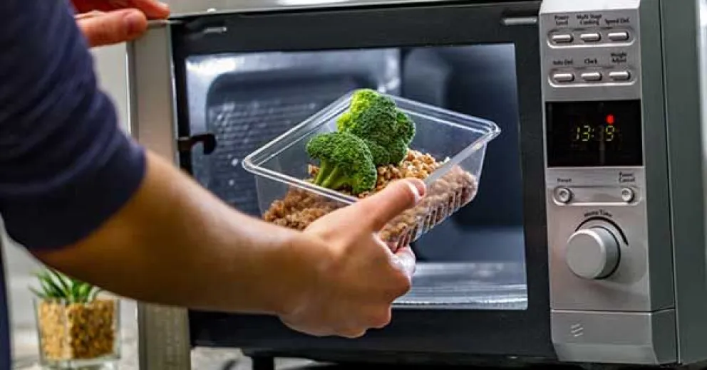 Los recipientes que no debés calentar en el microondas y por qué es peligroso hacerlo