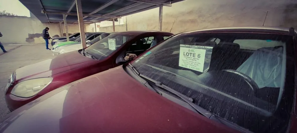 A precios de remate, se organiza una subasta de autos en Viedma