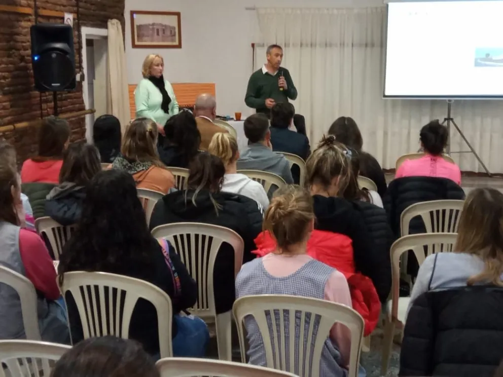 Con gran convocatoria y recepción por parte de vecinos se realizó una charla sobre TEA