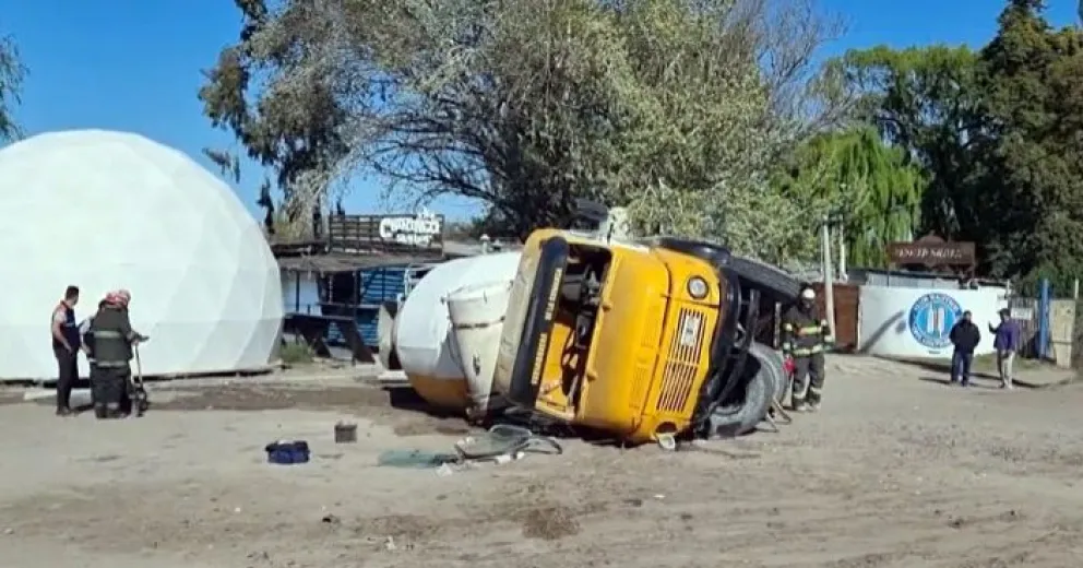 Le fallaron los frenos y tuvo que volcar para no caer al río