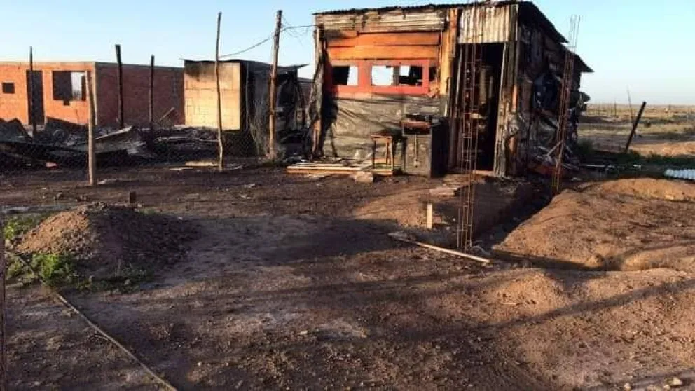 Incendio en una casilla: "Mi hijo se quedó con lo puesto, hasta la gatita se le murió"