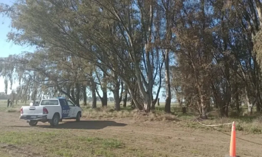 Encontraron a un hombre sin vida a la vera de la ruta N°3: estaba envuelto en una lona 
