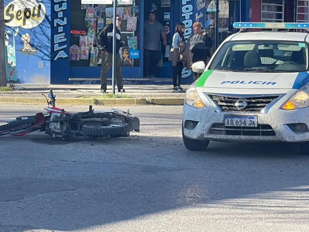 Un motociclista fue a parar al Hospital Zatti tras un choque en zona de semáforos
