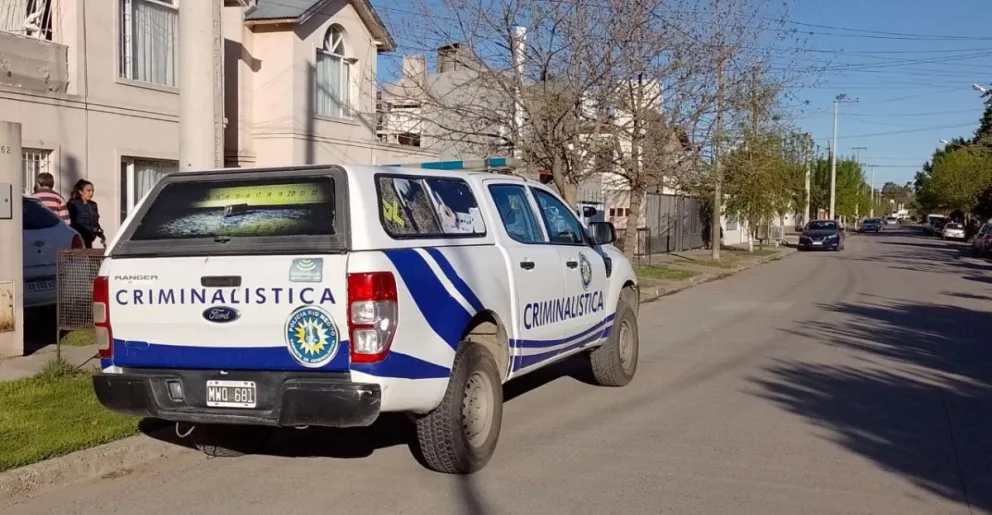 Destrozaron una vidriera y se llevaron cascos de motos