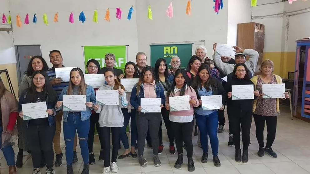 Jóvenes recibieron su certificado y piden nuevas capacitaciones para conseguir empleo