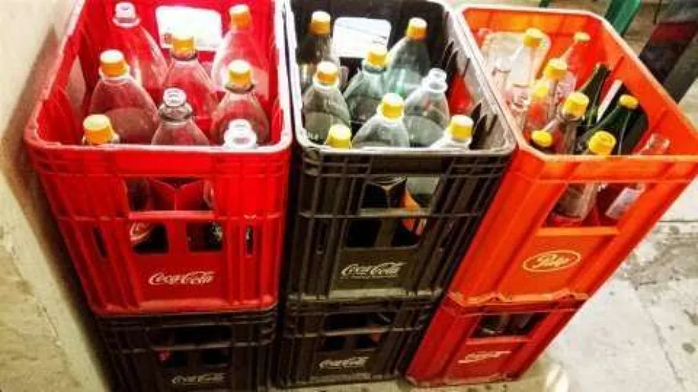 Descargaba packs de gaseosas, se le resbalaron las botellas y se lesionó: deberán pagarle más de 2 millones