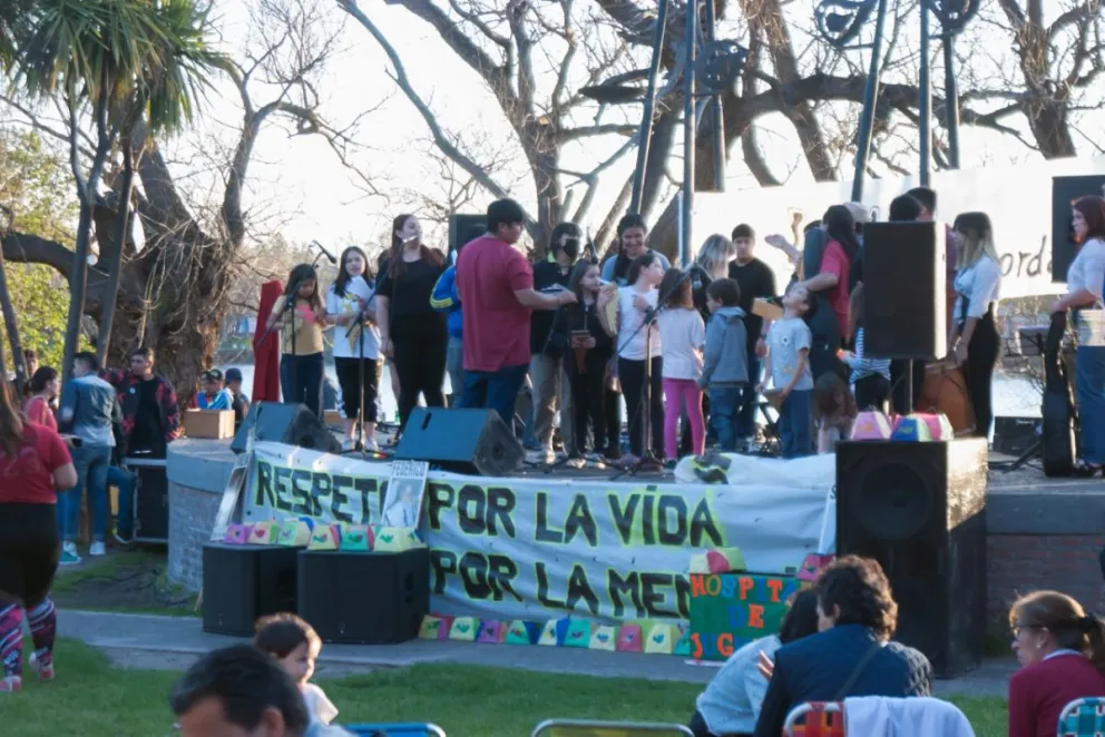 Con mucha luz, por la vida y la memoria los vecinos de la Comarca recordaron a Federico, Evangelina y Sandra