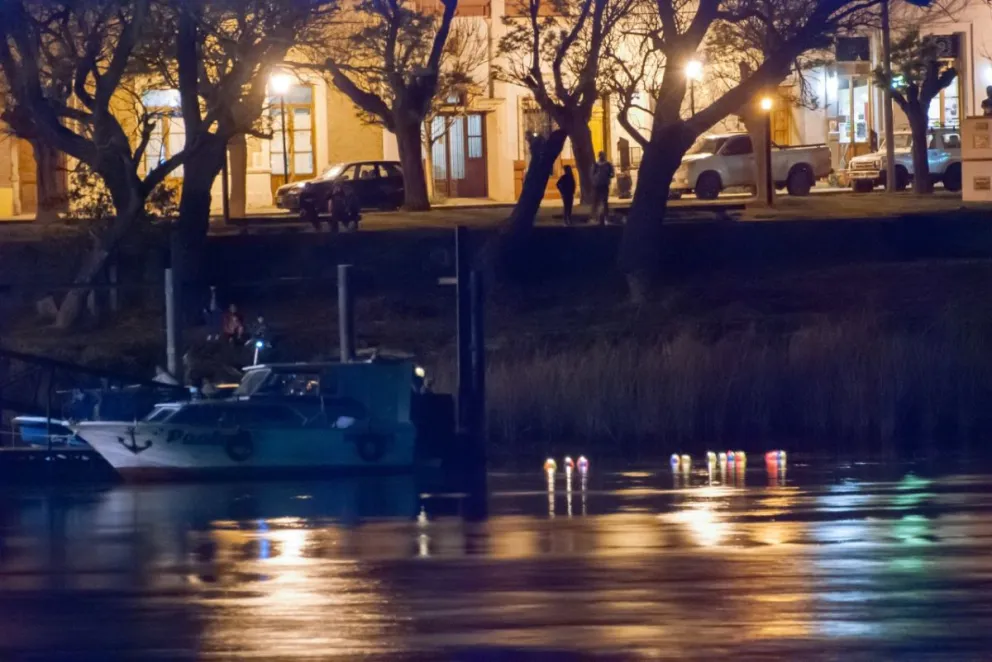 Velas en el río Negro para cerrar una nueva jornada de memoria por las víctimas de la Masacre de la escuela Malvinas 