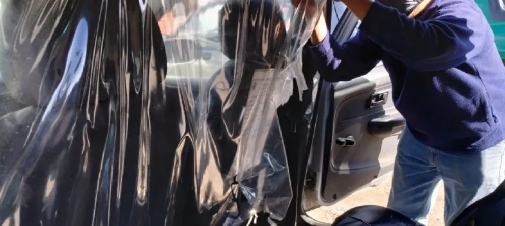Taxistas de la Comarca siguen usando el protector que separa al conductor del pasajero: por qué tomaron esta decisión  