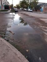 Las aguas cloacales invaden calles y casas en el barrio Ceferino