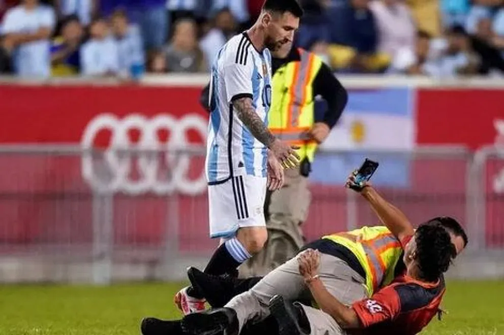 VIDEO: el momento cuando uno de los hinchas se metió a saludar a Messi en el partido ante Jamaica
