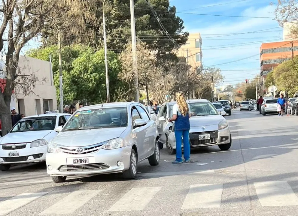 Accidente con ruido a chapa en el semáforo de 25 de Mayo y Brown