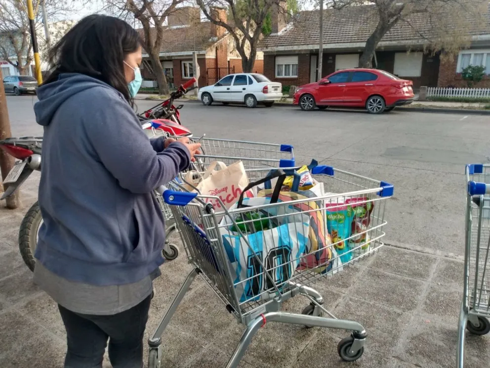 La inflación golpea fuerte  y los vecinos tienen que optar entre la comida o vestirse