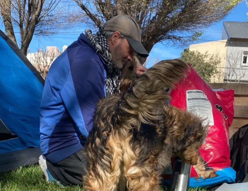 “El cuento de las perras”: se hizo pasar por un hombre en situación de calle, con sus canes, y era una estafa