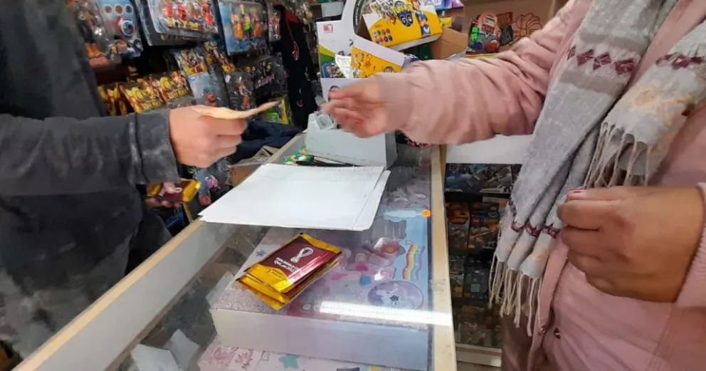 Llegaron las figuritas y ya hay cola para comprarlas