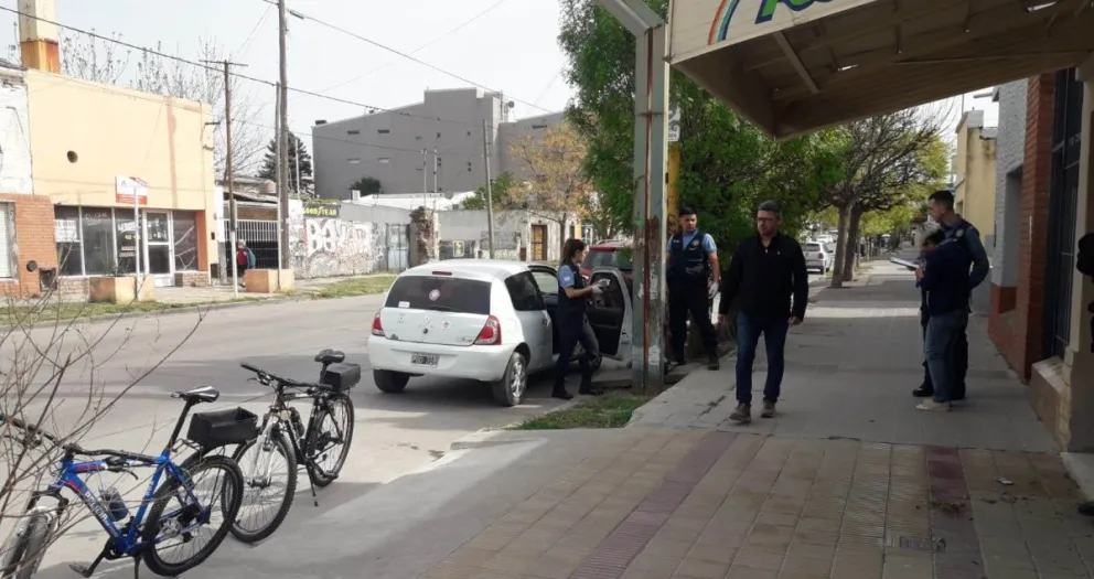 Le rompieron el vidrio del auto y se llevaron una mochila con plata para el pago del alquiler