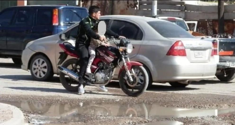 El dilema de las motos y los menores en Viedma: quién los cuida