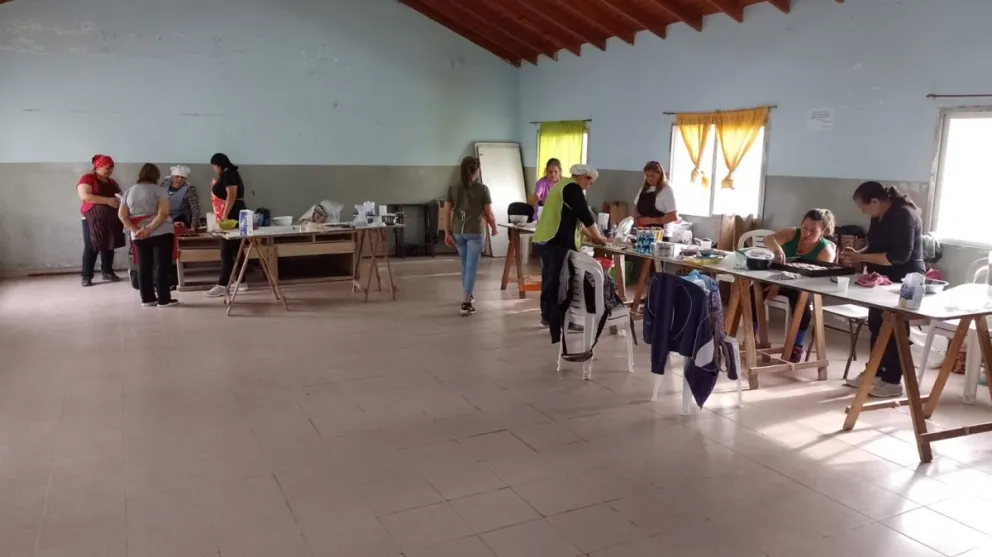 Destacan importancia de los talleres gratuitos en la junta del Santa Clara