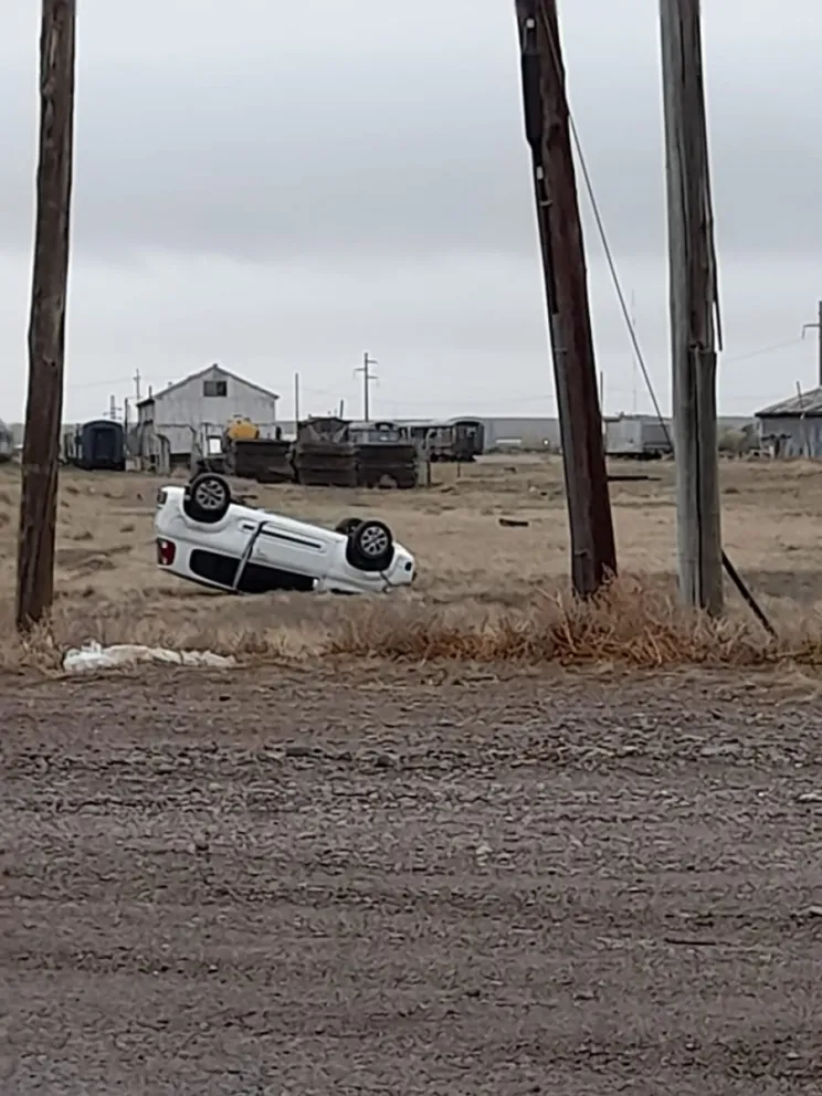 Volcó, no quiso ser atendido y dejó el vehículo abandonado