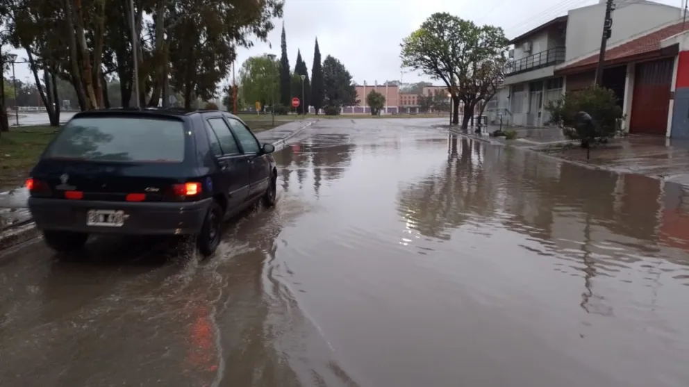 Llovió poco pero el agua inundó las calles de Viedma