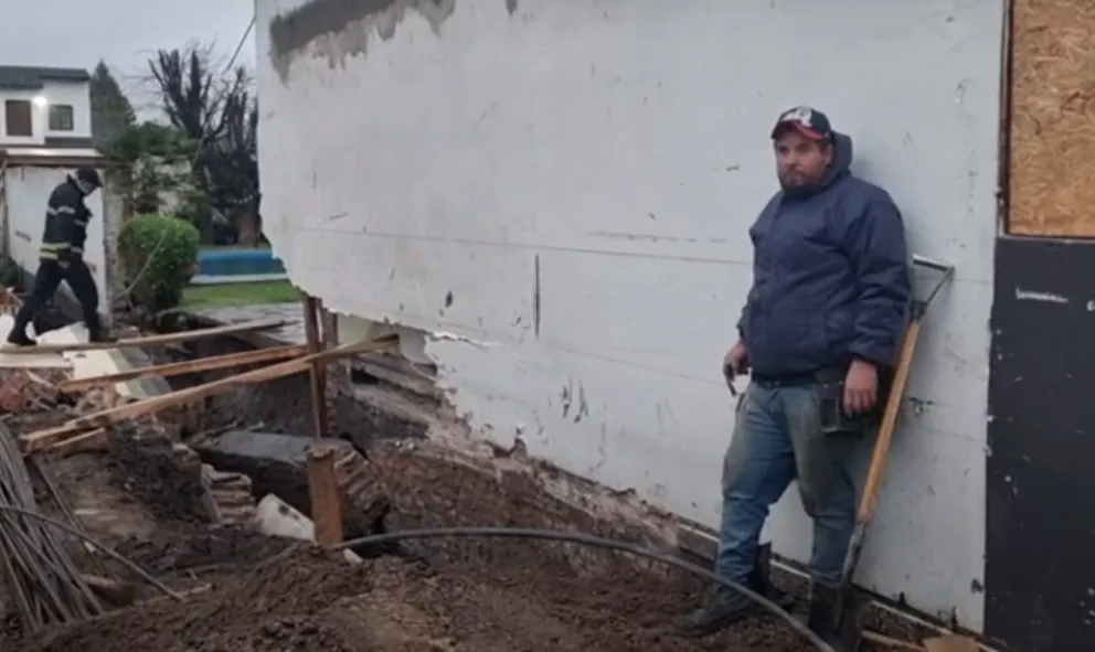 Pudo ser grave: una casa de la costanera se “quebró” con la familia adentro