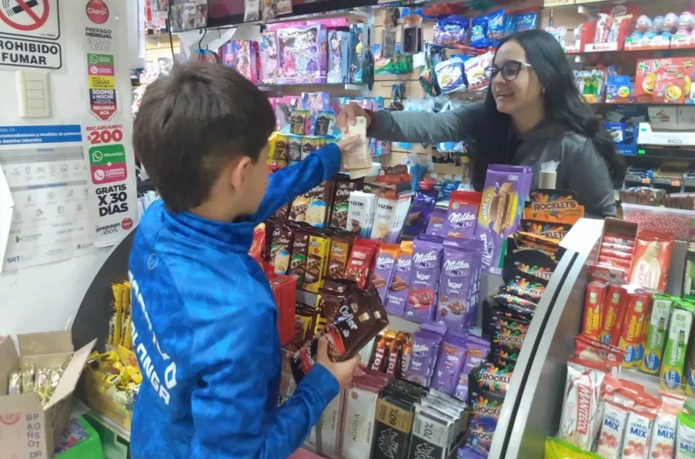 Una viedmense ahorró dinero, cambió las repetidas y fue una de las primeras en completar el álbum de figuritas Qatar 2022