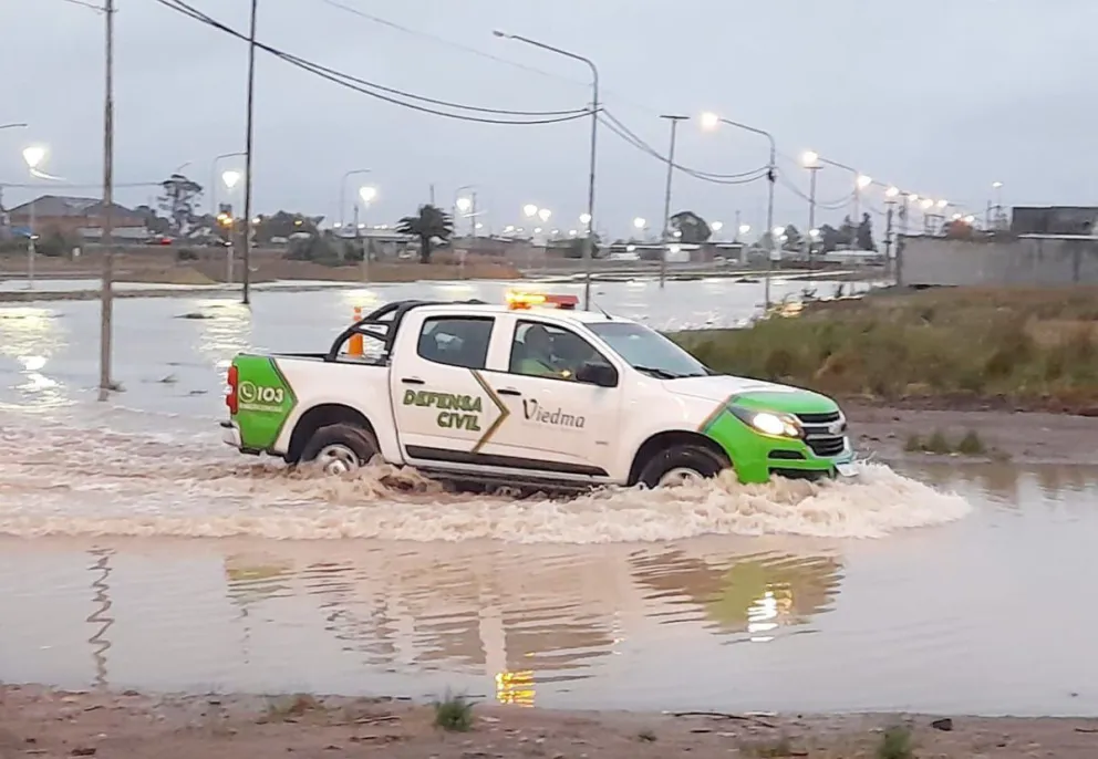 La lluvia demandó atenciones por todos lados de parte de Defensa Civil de Viedma y hasta un rescate de personas 