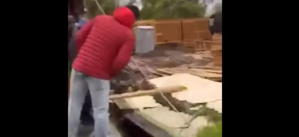 Video: así quedó la casa que se quebró en la costanera de Viedma