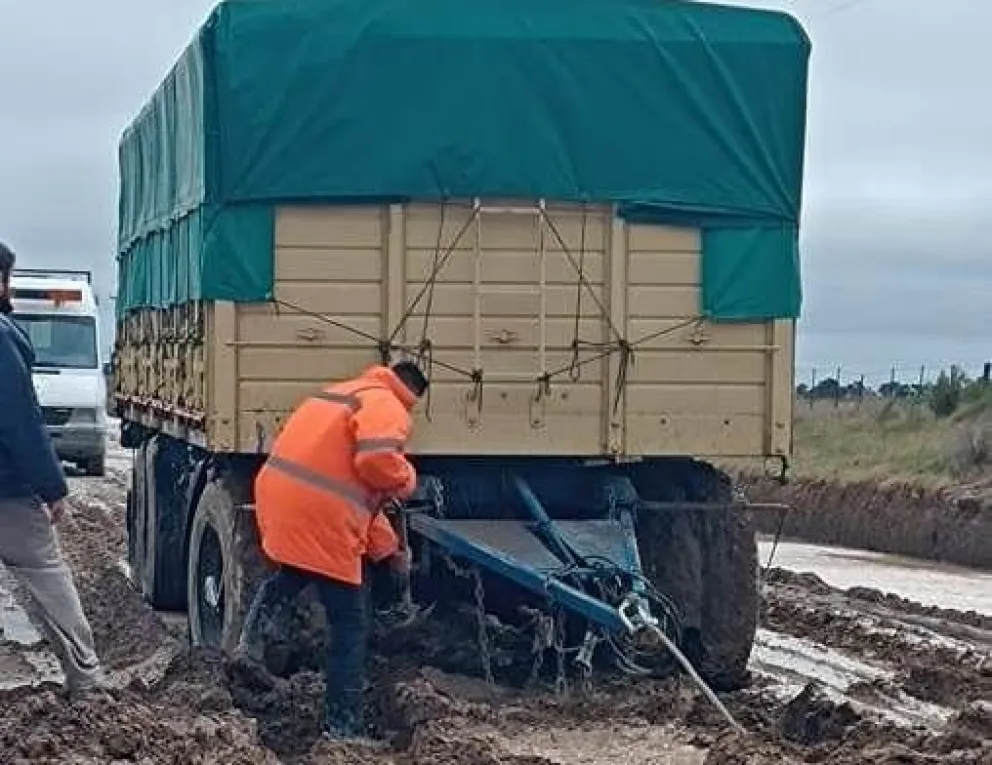 Dos camiones con acoplados quedaron encajados y fueron largas horas de trabajo para liberarlos