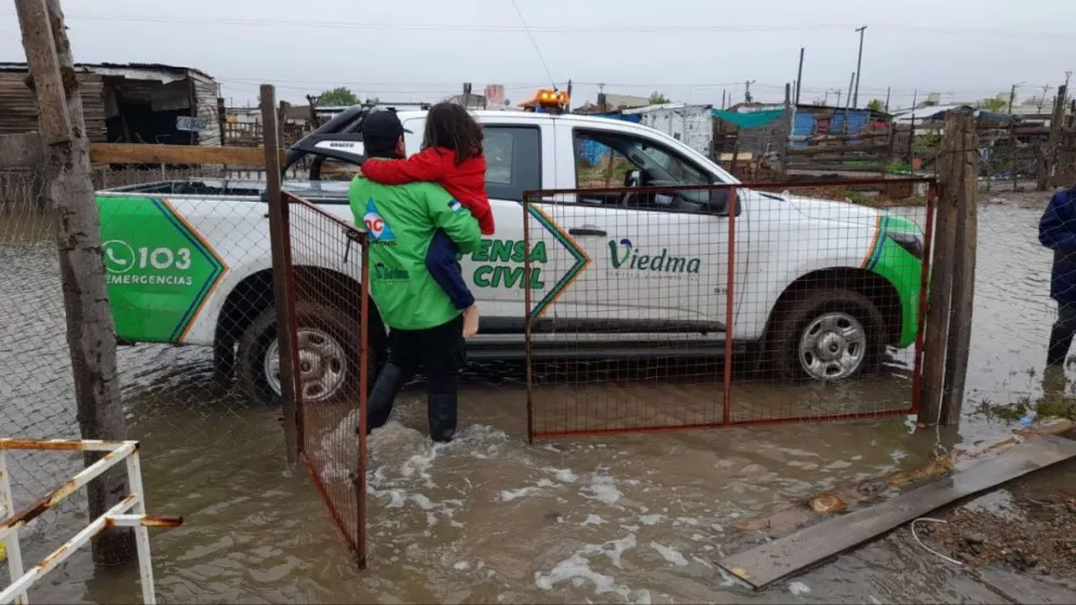 El municipio evacuó a dos familias en barrios de Viedma en el reparto de actividades