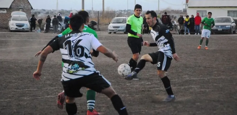 El show debe continuar: regresa la acción al fútbol barrial  
