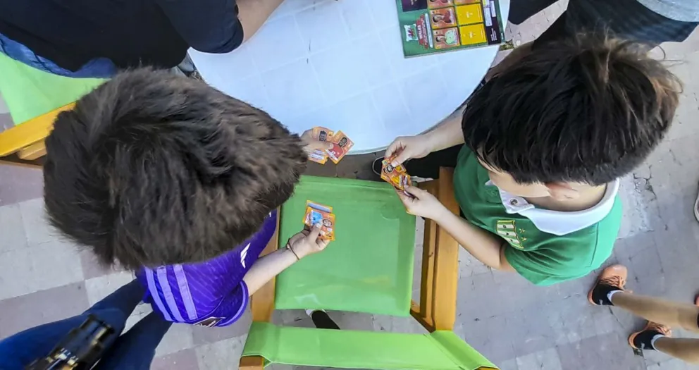 Varios chicos se divirtieron y cargaron un poco más sus álbumes de figuritas