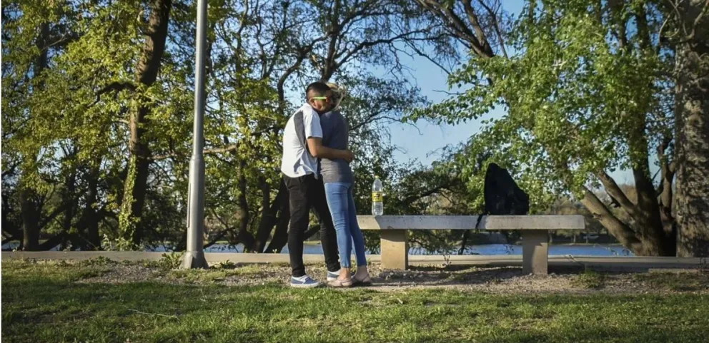 Con la primavera afloró el amor y una muchedumbre en la costanera