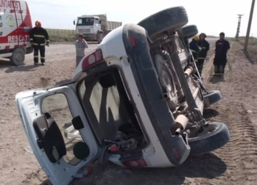 Un docente volcó con su camioneta cuando se dirigía a Bahía San Blas para dictar un curso
