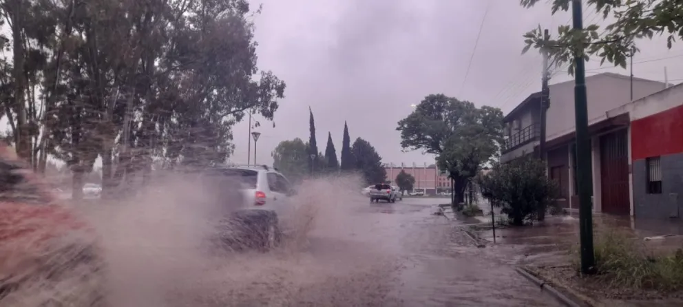 Lluvia y calles anegadas en Viedma: cómo está el panorama en este momento en la ciudad  