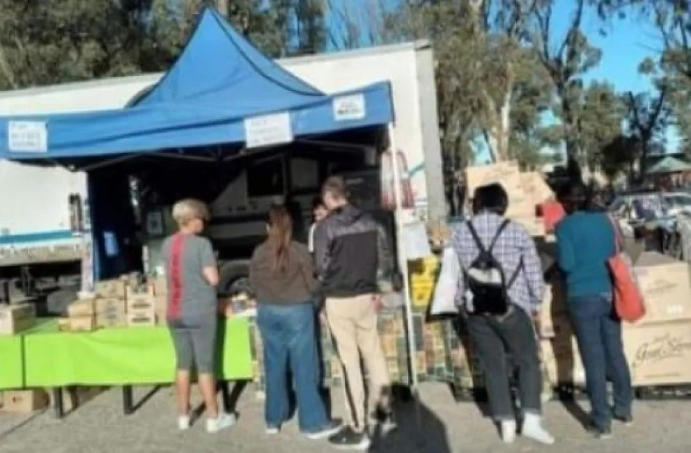 "Traemos mercadería a muy bajo costo, con precios a un 50 por ciento"