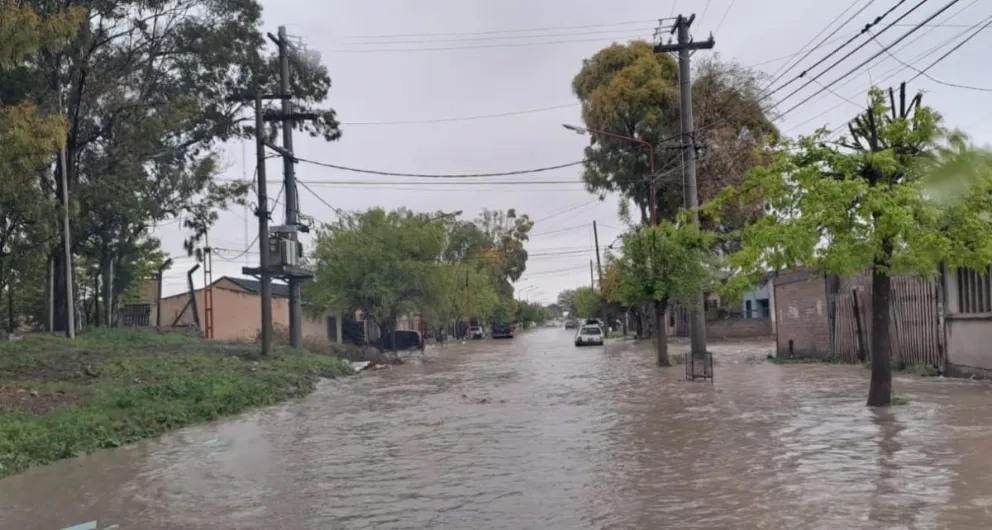 Varios sectores de los barrios Lavalle y Mi Bandera continúan con mucha agua