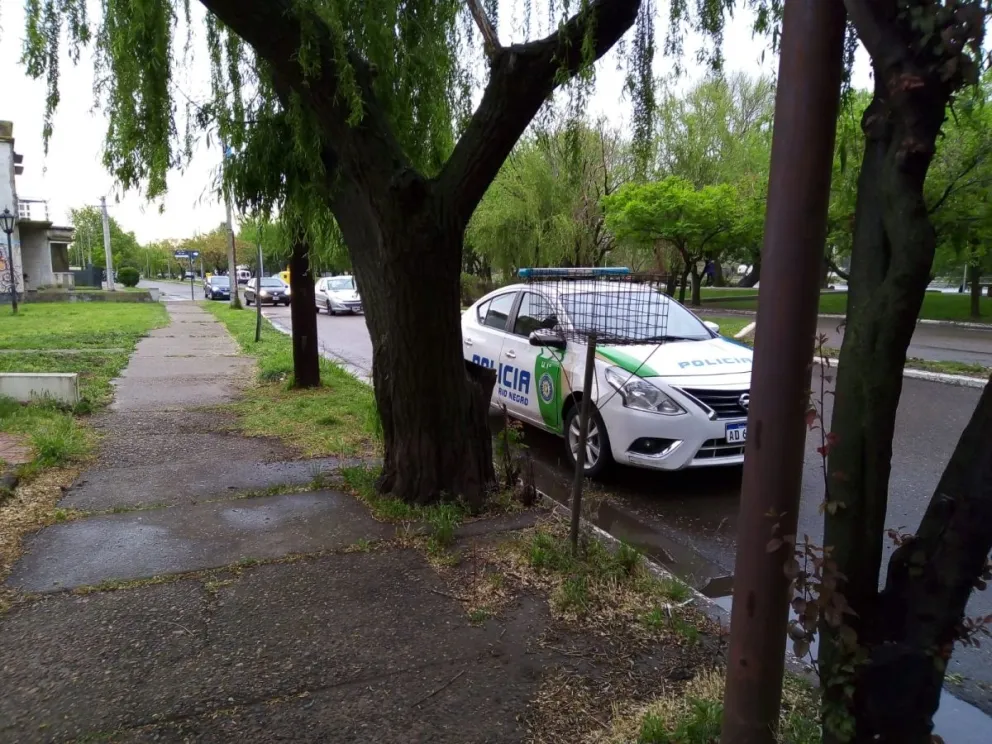 Una mujer abrió la puerta del auto, provocó la caída de un ciclista y éste sufrió graves lesiones